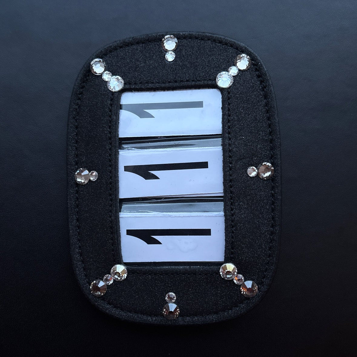 Luxe startnummer Jet Drops - The House of Dressage