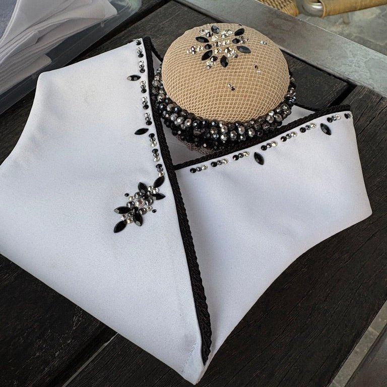 Plastron Classique – Exclusieve Set met Plastron, Knotnet, haarbandjes & haardonut - The House of Dressage