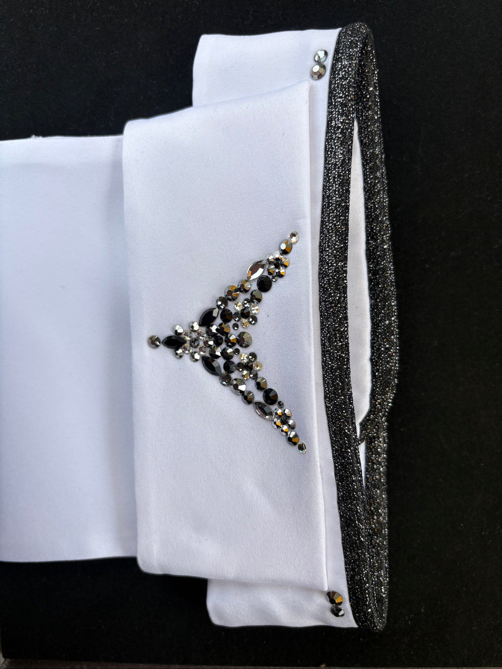 Plastron V - line - The House of Dressage